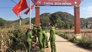 Mang ánh đèn chiếu sáng đường quê vùng đồng bào dân tộc Lạng Sơn