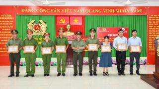 Tủ sách hướng thiện - cầu nối hoàn lương cho những con người lầm lỡ