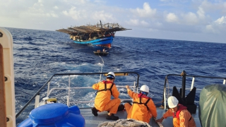 Xuyên đêm cứu 34 ngư dân gặp nạn ngoài khơi Khánh Hoà