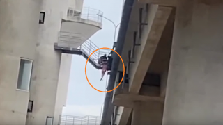 Giải cứu người phụ nữ có ý định quyên sinh trên cầu Cống Lèn