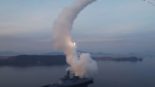 Triều Tiên phóng tên lửa từ tàu khu trục, phát cảnh báo tới Mỹ - Hàn