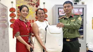 Trao trả tài sản trị giá 150 triệu đồng cho du khách Ấn Độ bỏ quên