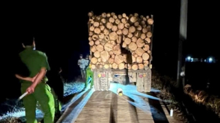 Tông vào đuôi xe công nông, người điều khiển xe máy tử vong