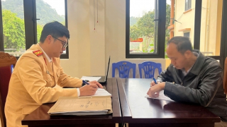 Vượt ẩu trên Quốc lộ, hiểm họa luôn rình rập