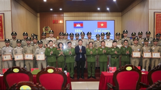 Bế giảng khóa bồi dưỡng “Huấn luyện và sử dụng chó nghiệp vụ” cho cán bộ Bộ Nội vụ Campuchia