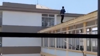 Đang chăm sóc vợ tại bệnh viện, người đàn ông bỗng nhảy từ tầng cao xuống đất