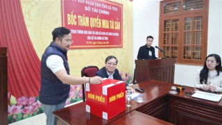 Một doanh nghiệp bốc thăm, trúng quyền mua 3 yến vàng