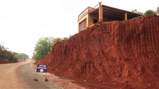 Công an Đồng Nai điều tra vụ hạ cốt nền làm đường khiến nhà dân chênh vênh