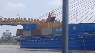 CSGT xử lý phương tiện làm rơi container xuống kênh Chợ Gạo