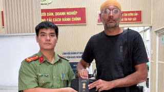 Người nước ngoài vui mừng nhận lại tài sản bị thất lạc
