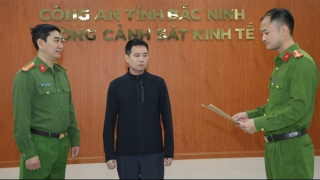 Khởi tố chủ cơ sở sản xuất số lượng lớn giấm ăn giả bằng axit và nước