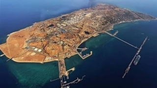 "Viên ngọc quý" dầu mỏ của Iran bị tập kích dữ dội