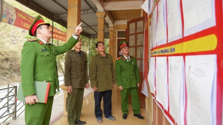 Công an xã Mường Xén căng mình hỗ trợ cử tri trước ngày bầu cử