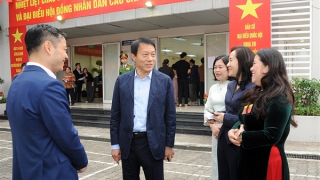 Bộ trưởng Lương Tam Quang bỏ phiếu bầu cử tại Khu vực bỏ phiếu số 11