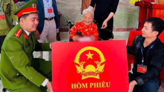 Cụ bà 104 tuổi ở Hải Phòng: Vinh dự và tự hào được đi bỏ phiếu bầu cử