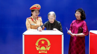 Cử tri 101 tuổi đến điểm bầu cử tự tay bỏ lá phiếu của mình