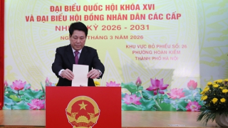 Chủ tịch nước Lương Cường bỏ phiếu tại khu vực bỏ phiếu số 26, phường Hoàn Kiếm, Hà Nội