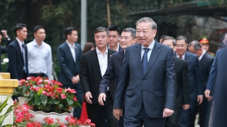 Cử tri cả nước thực hiện quyền và nghĩa vụ thiêng liêng của công dân