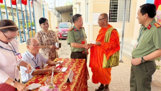 Cử tri là chức sắc, chức việc, đồng bào tôn giáo TP Cần Thơ hăng hái tham gia bầu cử