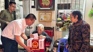 Mang hòm phiếu đến tận nhà để hỗ trợ cử tri cao tuổi