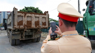 Xử phạt xe tải làm rơi vãi bùn đất khiến nhiều người trượt ngã