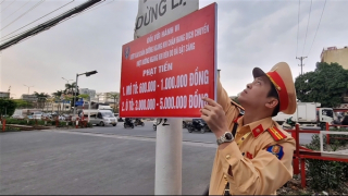 Cảnh sát giao thông Hà Nội gắn biển tuyên truyền bảo đảm trật tự ATGT đường sắt