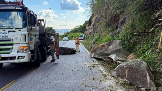 Đánh sập khối đá chênh vênh rình rập hiểm nguy trên đèo Bảo Lộc
