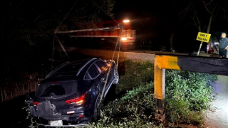 Va chạm với tàu hoả, ô tô bị hất văng xuống mương nước