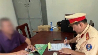 Xử phạt tài xế xe tải chạy ngược chiều từ clip người dân phản ánh