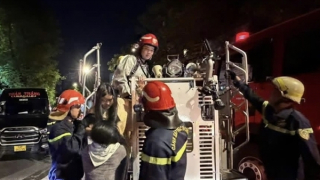 Cảnh sát giải cứu 5 người mắc kẹt trong đám cháy nhà cao tầng