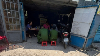 Nghi mâu thuẫn chế xăng đốt nhà, 4 người bị bỏng