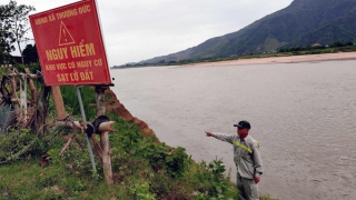 Bờ sông Vu Gia sạt lở nghiêm trọng, người dân mong mỏi kè kiên cố