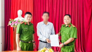 Công an phường hỗ trợ người dân nhận lại gần 1 tỷ đồng chuyển nhầm