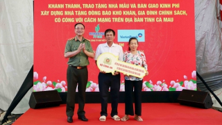 Bộ Công an bàn giao kinh phí xây dựng 500 căn nhà tặng các hộ khó khăn tại tỉnh Cà Mau