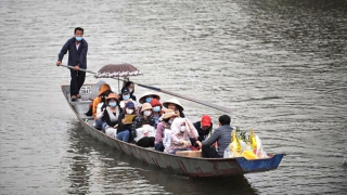 Xuồng điện ở chùa Hương và bài toán giữa du lịch xanh với giá trị truyền thống