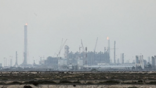 Hạ tầng năng lượng vùng Vịnh hứng hỏa lực, giá dầu tăng vọt