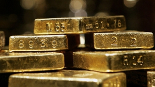 Giá vàng lao dốc, nên mua hay bán?