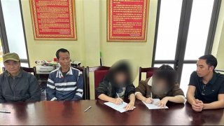 Công an xã đưa 2 nữ sinh bỏ học trở lại trường