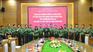 Deputy Minister Le Quoc Hung works with People’s Security Academy