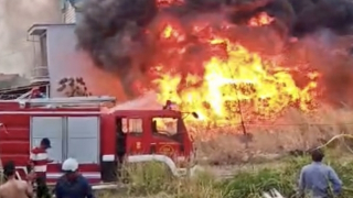 Dập tắt đám cháy lớn tại bãi đất trống, ngăn cháy lan hàng chục căn nhà