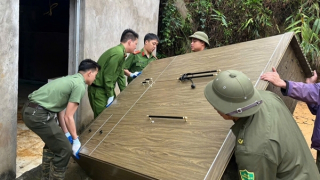 Công an cơ sở kịp thời hỗ trợ người dân khắc phục hậu quả giông lốc