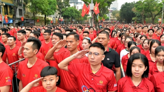 Biển người phủ kín bờ hồ Hoàn Kiếm hưởng ứng Ngày chạy Olympic 2026