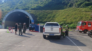 Tông vào lan can hầm Phú Gia, 2 người đi xe máy tử vong tại chỗ