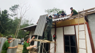 Đoàn Thanh niên Công an tỉnh Lào Cai hỗ trợ người dân khắc phục hậu quả mưa dông