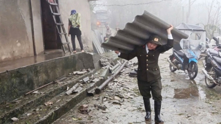 Tuyên Quang: Công an cơ sở hỗ trợ dân khắc phục hậu quả trận dông lốc, mưa đá