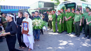 Đồng đội và người dân nghẹn ngào tiễn biệt Thiếu tá Nguyễn Xuân Hải