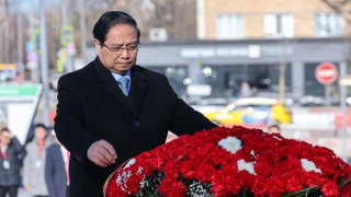 Thủ tướng đặt hoa tại Tượng đài Chủ tịch Hồ Chí Minh và Tượng đài liệt sĩ vô danh