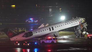 Máy bay va chạm xe cứu hỏa trên đường băng ở New York, hai phi công thiệt mạng