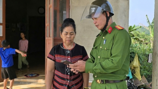 Công an xã miền núi ở Huế nỗ lực giúp dân tích hợp tài khoản an sinh xã hội trên VNeiD