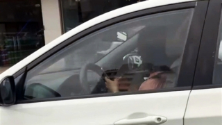 Nữ tài xế mắt dán vào điện thoại, tay bấm không ngừng khi đang lái ô tô